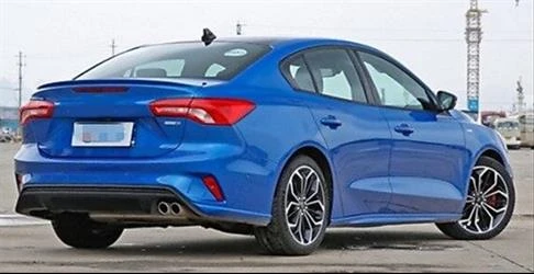 Focus 4 Parlak Siyah Hybrid Spoiler