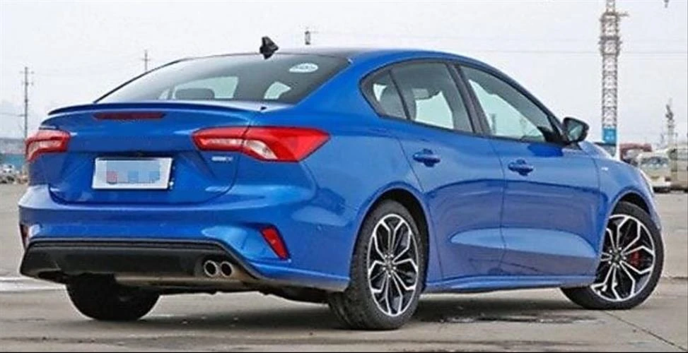 Focus 4 Parlak Siyah Hybrid Spoiler